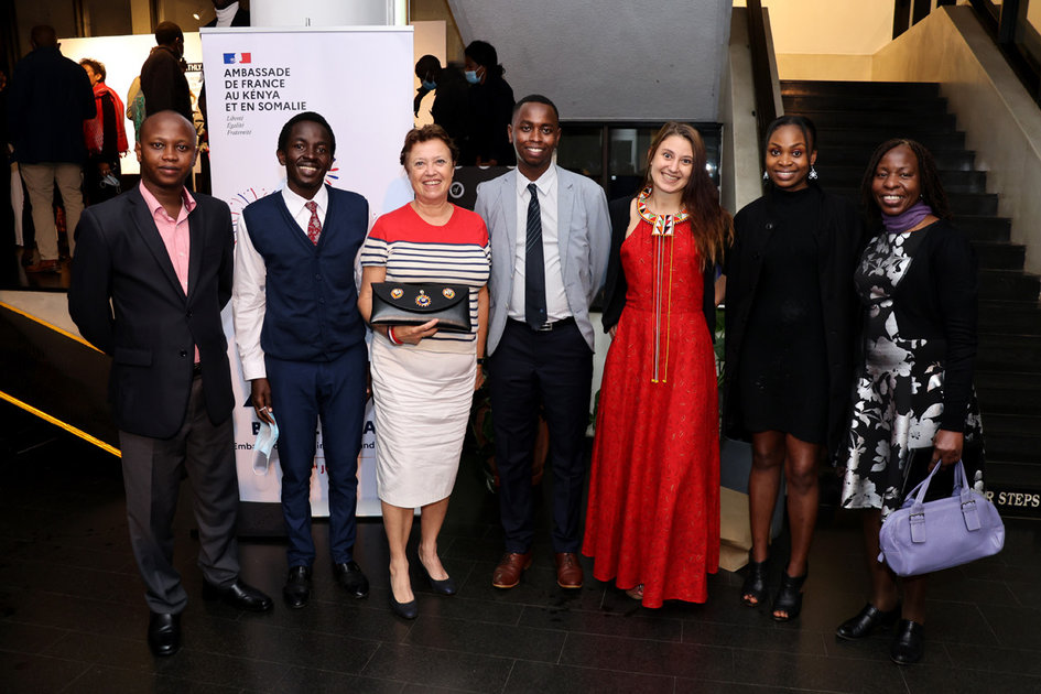 3 alumnis du programme des assistants de langues réunis lors du 14 juillet 2021 autour d'une soirée où ils ont eu l'occasion d'offrir de beaux cadeaux kenyans à Madame l'ambassadrice Aline Kuster Ménager et Madame Mélanie Vial chargée de coopération éducative. - JPEG